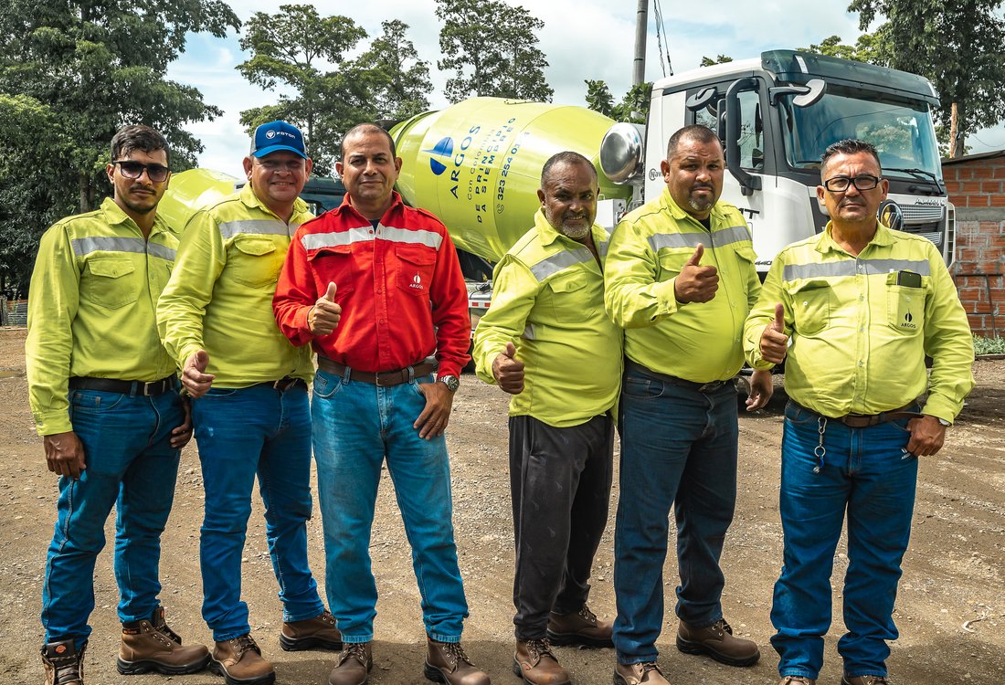 Equipo de Argos y Navitrans junto a un camión mezclador