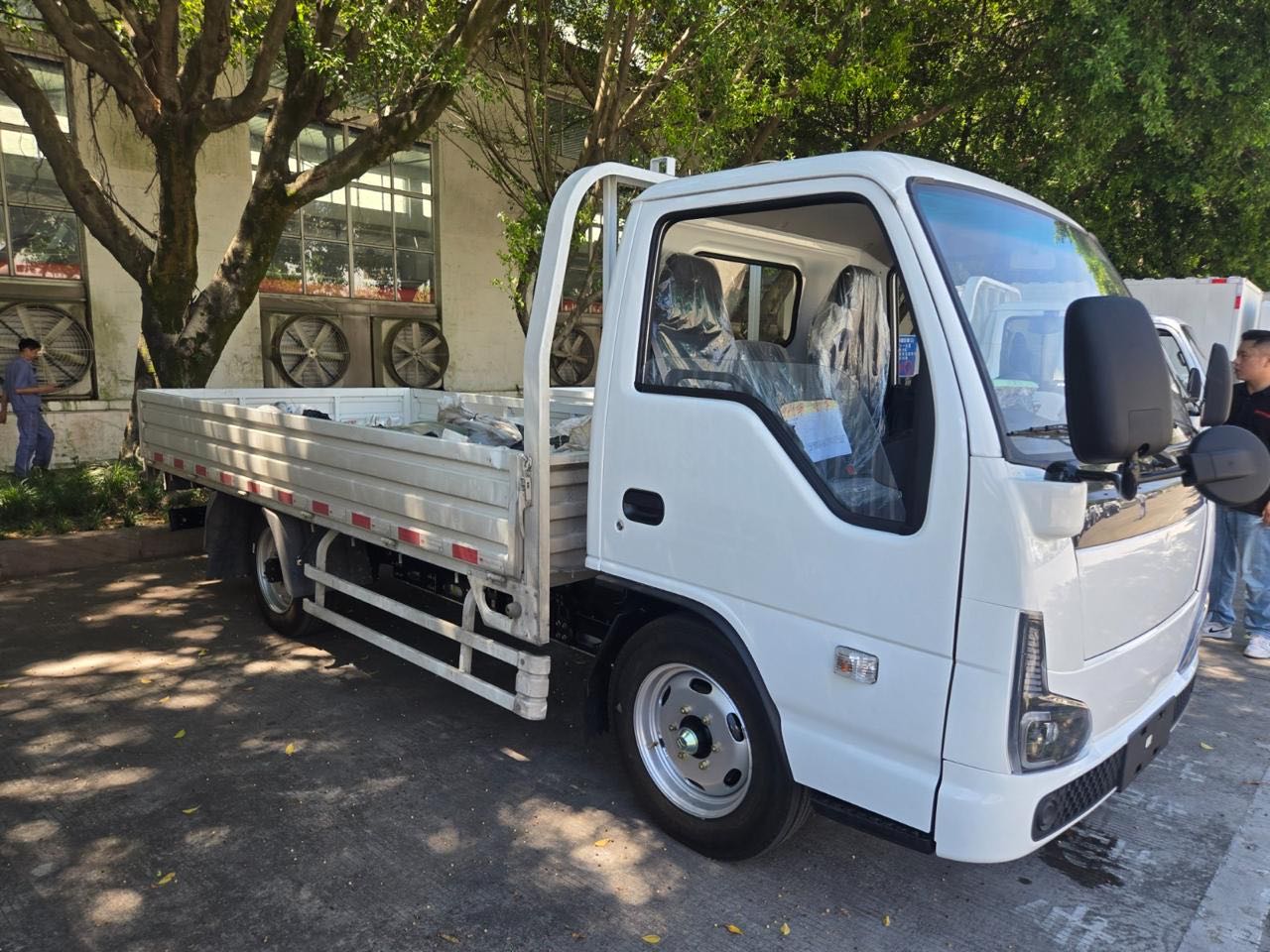 STÄRK E-TRUCK 2.7T eléctrico de Auteco Blue con platón de estacas, vista frontal lateral