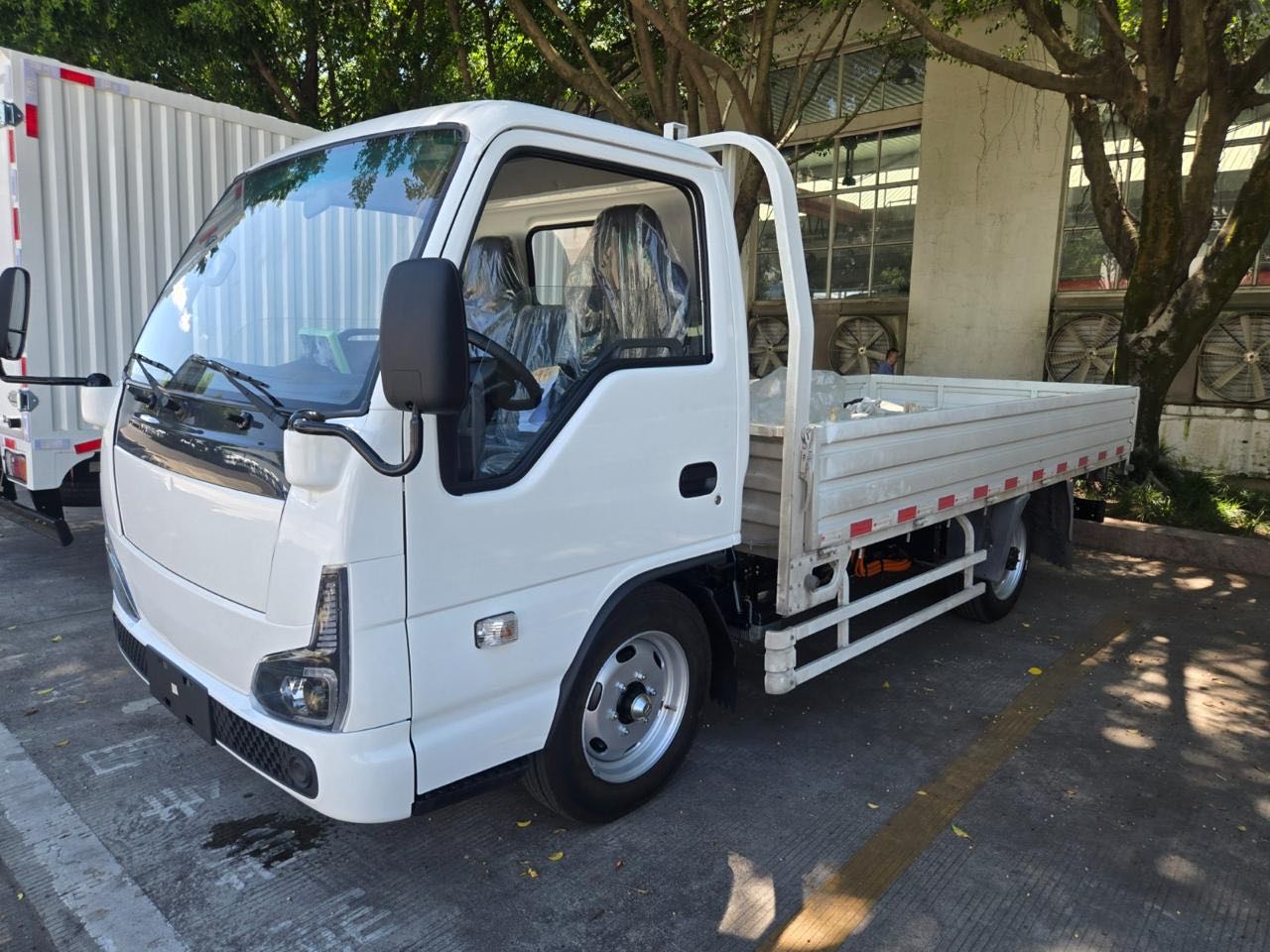 Camión eléctrico STÄRK E-TRUCK 2.7T de Auteco Blue con platón de estacas