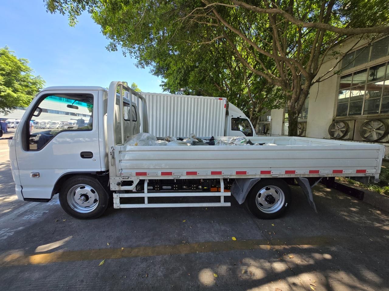 Vista lateral del camión eléctrico STÄRK E-TRUCK 2.7T con carrocería de estacas