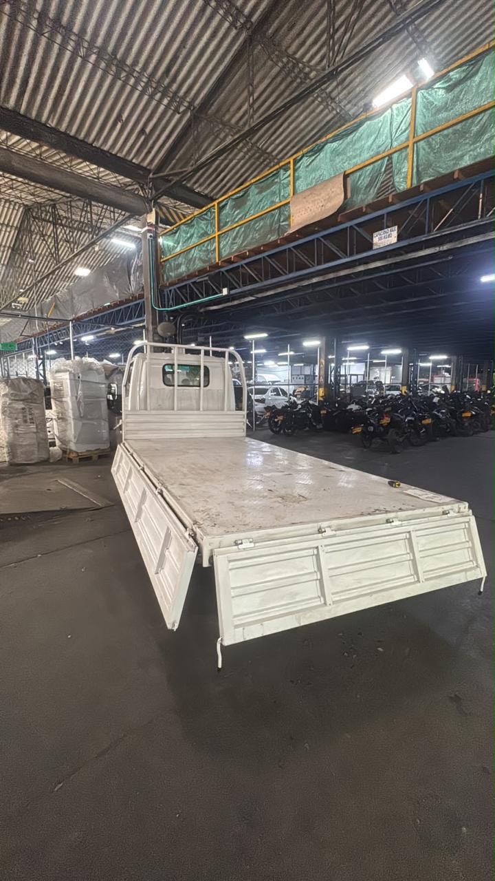 Plataforma de carga del STÄRK E-TRUCK 2.7T con las barandas abiertas
