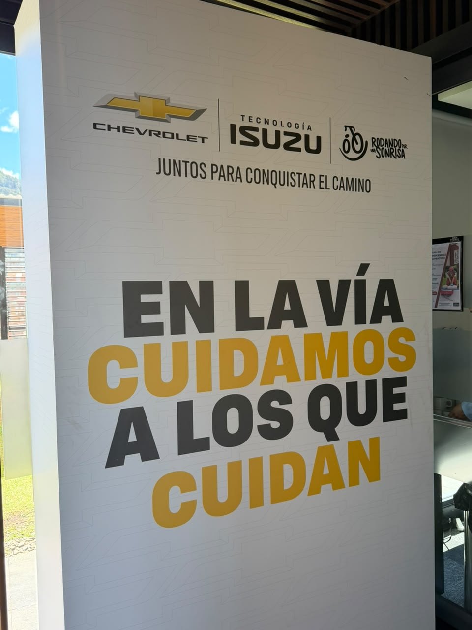Panel con el mensaje En la vía cuidamos a los que cuidan