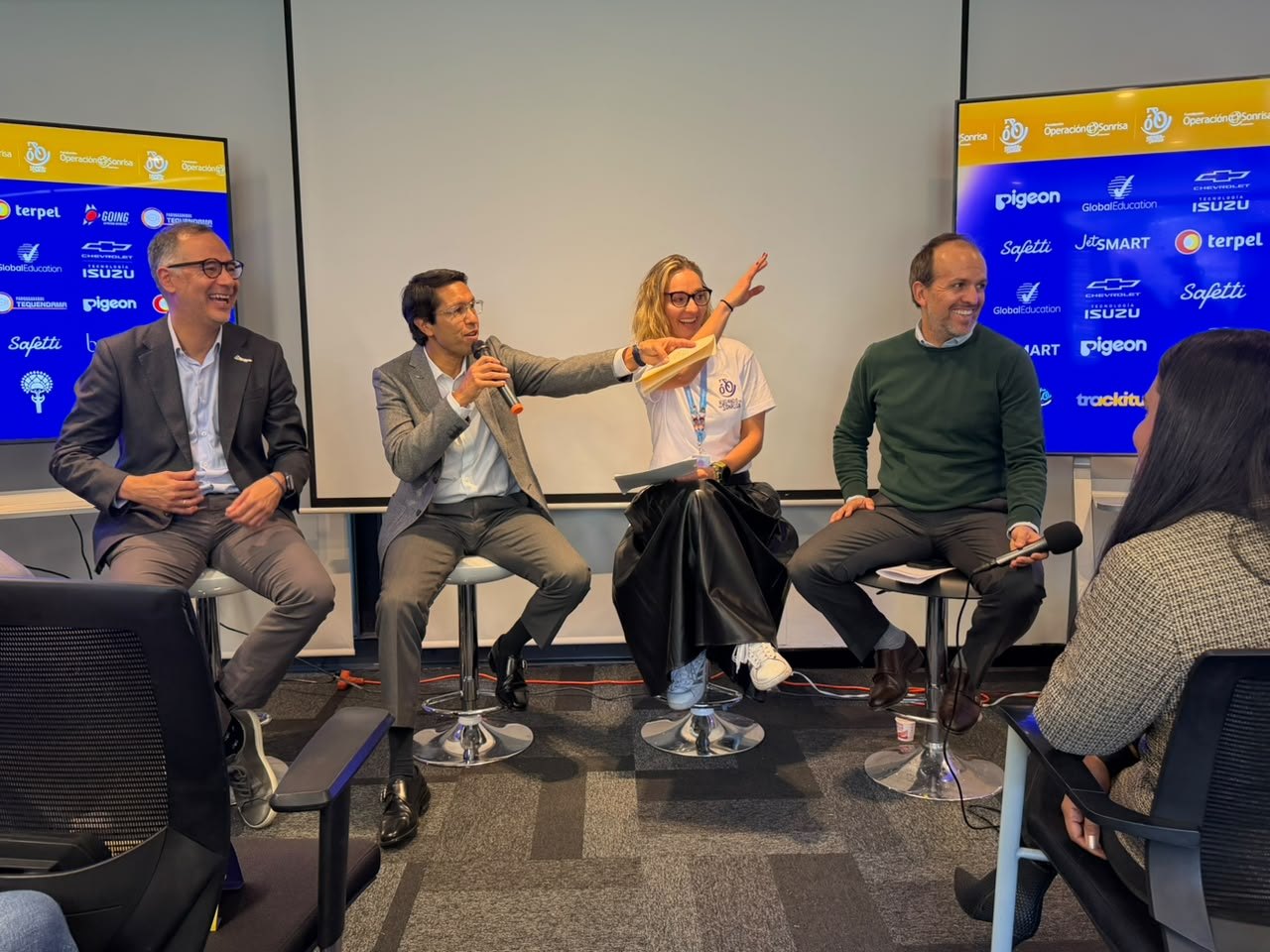 Panel de la presentación de la alianza entre Chevrolet y Rodando por una Sonrisa