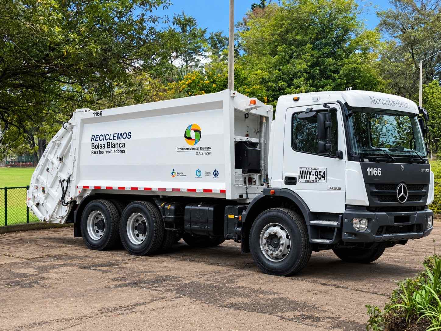Camión recolector Mercedes-Benz Atego 3133 de Promoambiental Distrito