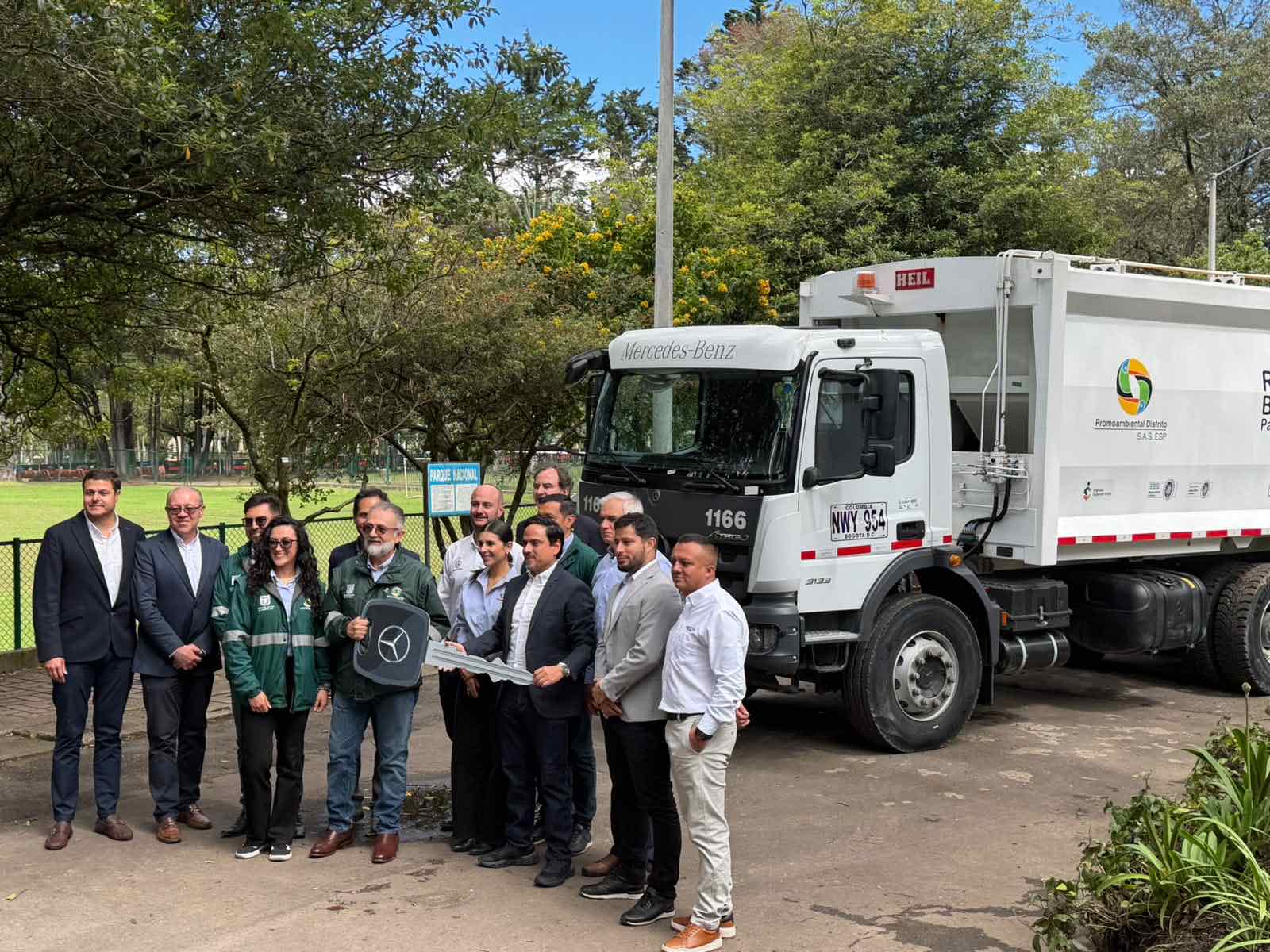 Entrega simbólica de la llave Mercedes-Benz a Promoambiental Distrito frente a un camión recolector Atego 3133 en el Parque Nacional de Bogotá