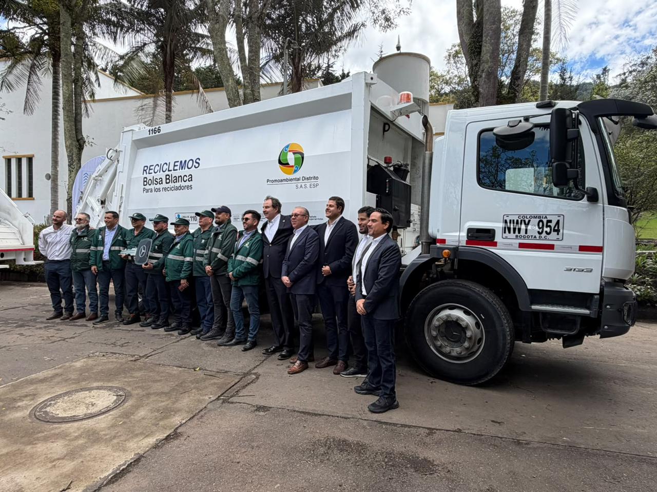 Operarios de Promoambiental Distrito y directivos junto al camión recolector Mercedes-Benz Atego 3133