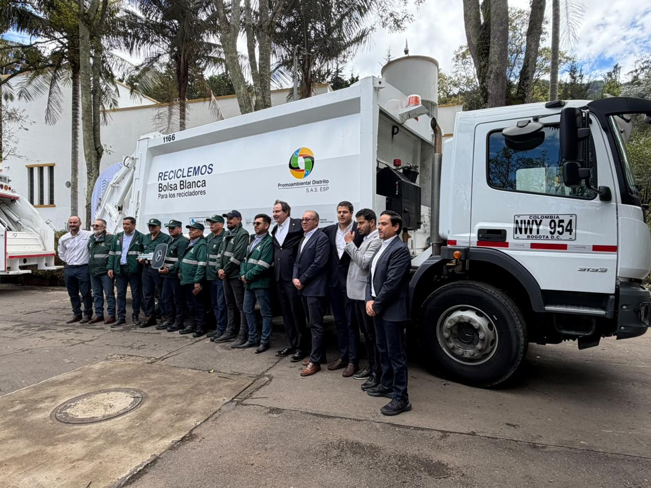 Equipos de Divemotor, Mercedes-Benz y Promoambiental Distrito frente a un camión recolector Atego 3133