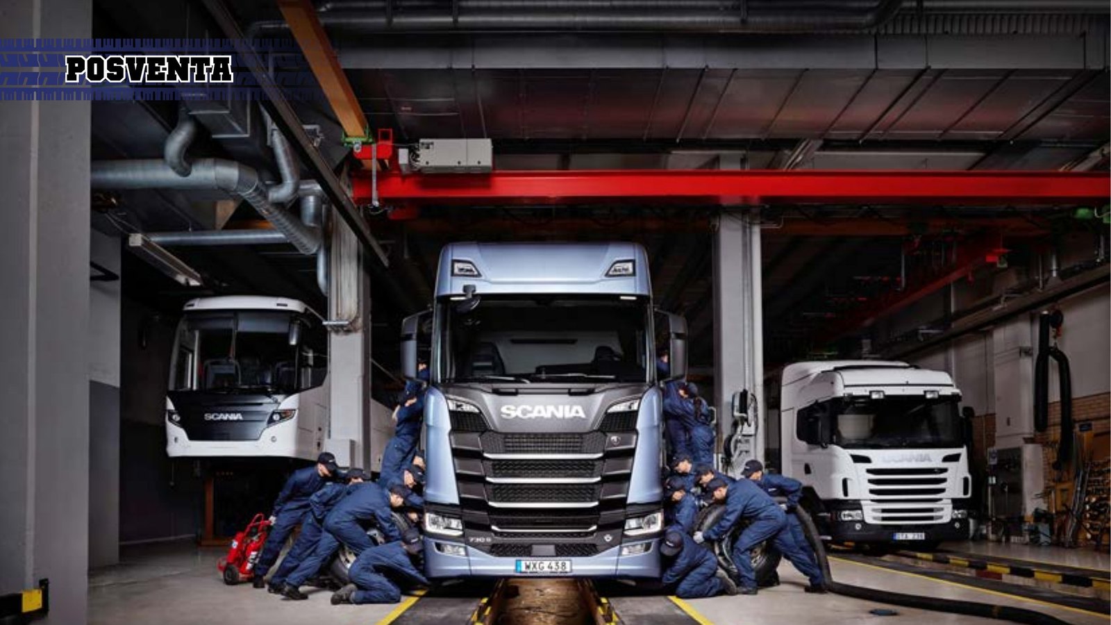 Técnicos de Scania alrededor de un tractocamión en un taller de servicio