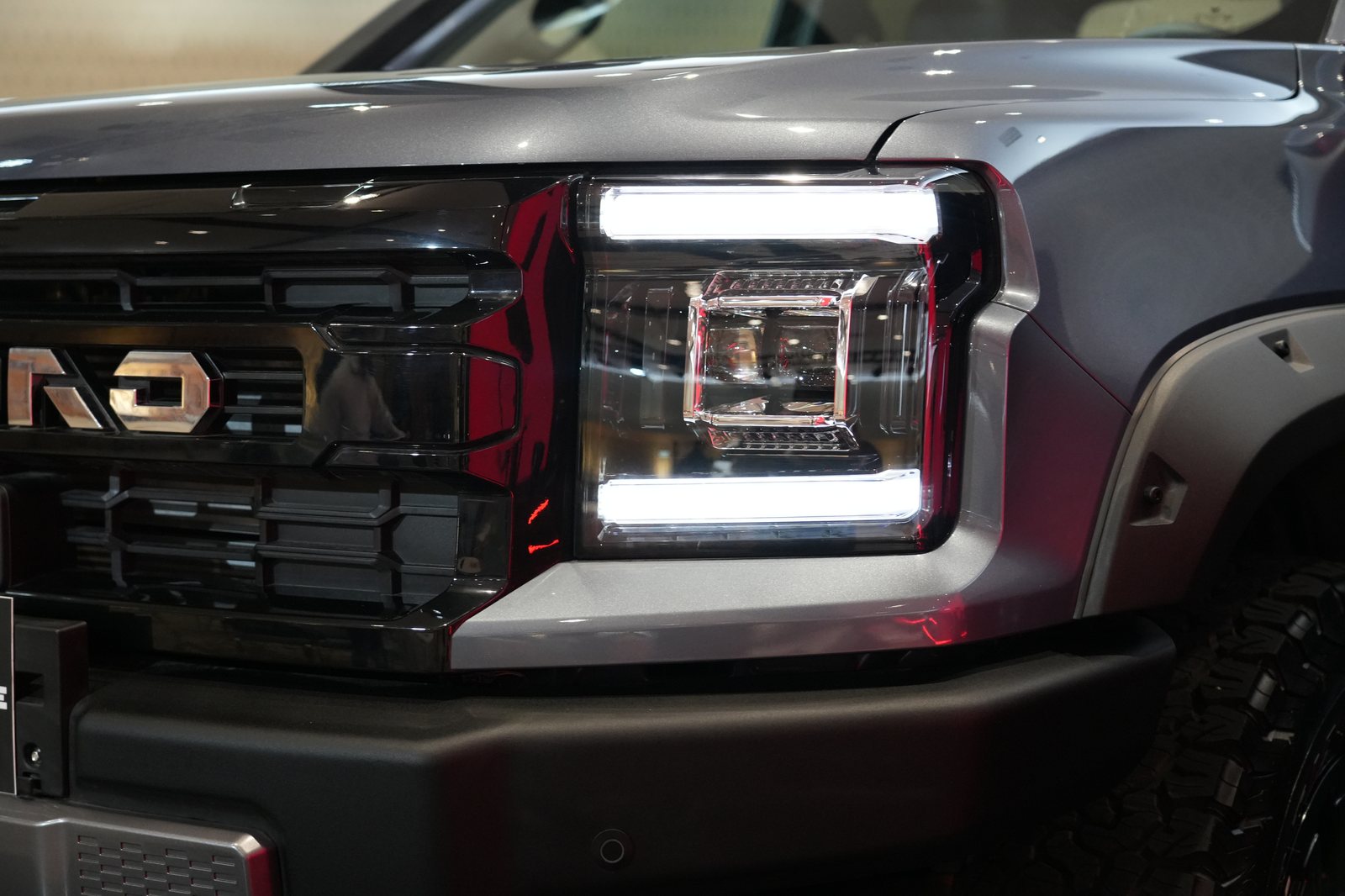 Detalle frontal de la JMC Grand Avenue Pro