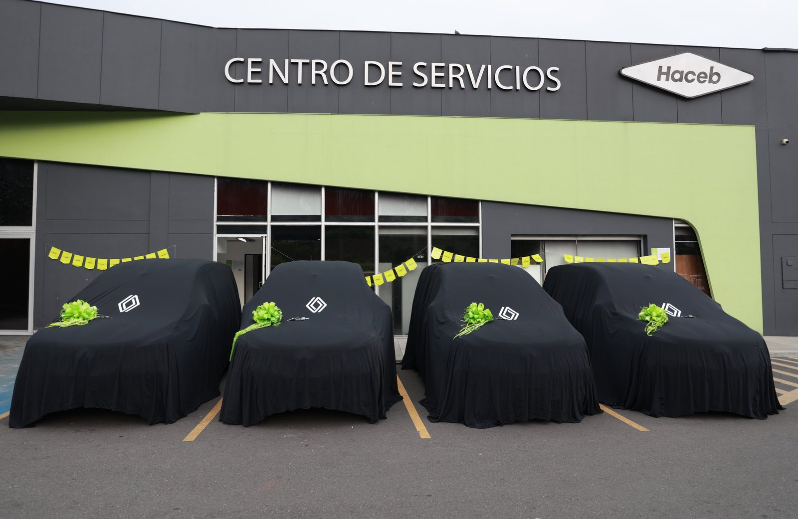 Renault Kangoo cubiertas frente al Centro de Servicios de Haceb