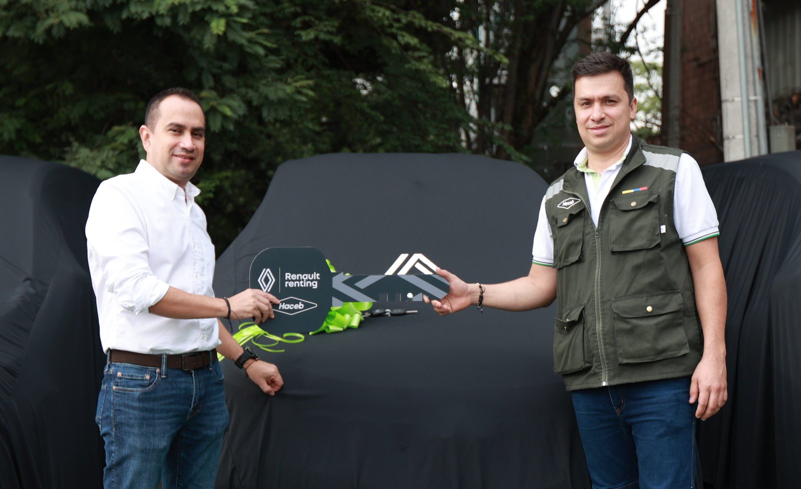 Entrega simbólica de las llaves de las Renault Kangoo a Haceb