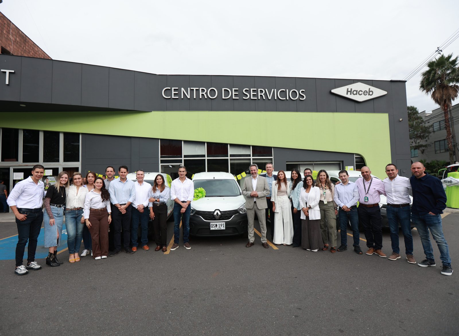 Equipos de Haceb y Renault frente al Centro de Servicios de Haceb