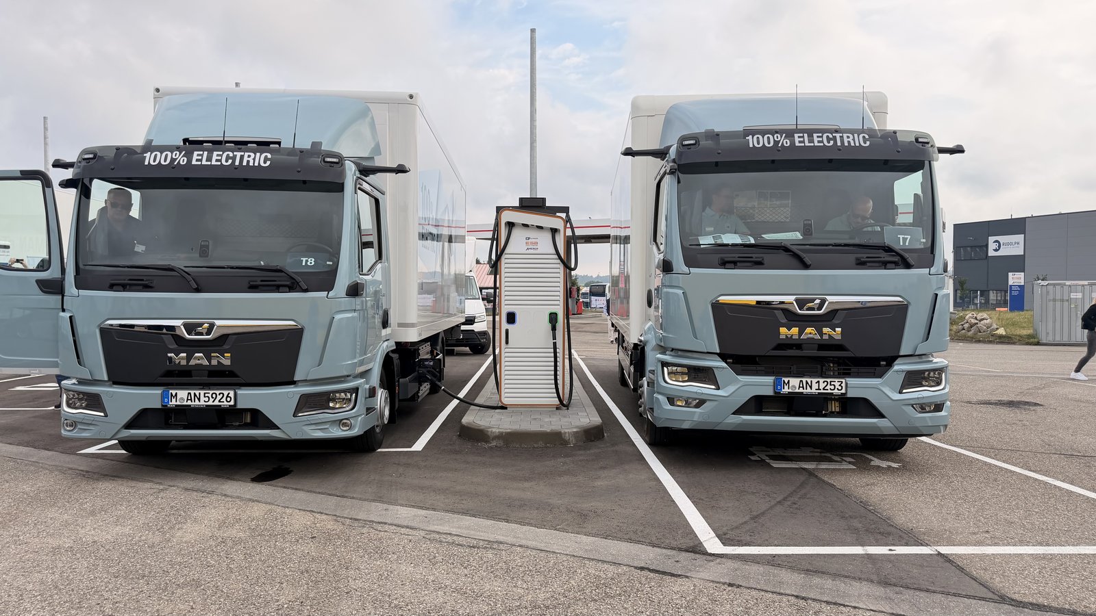 Dos camiones eléctricos de MAN cargando batería en un punto de carga