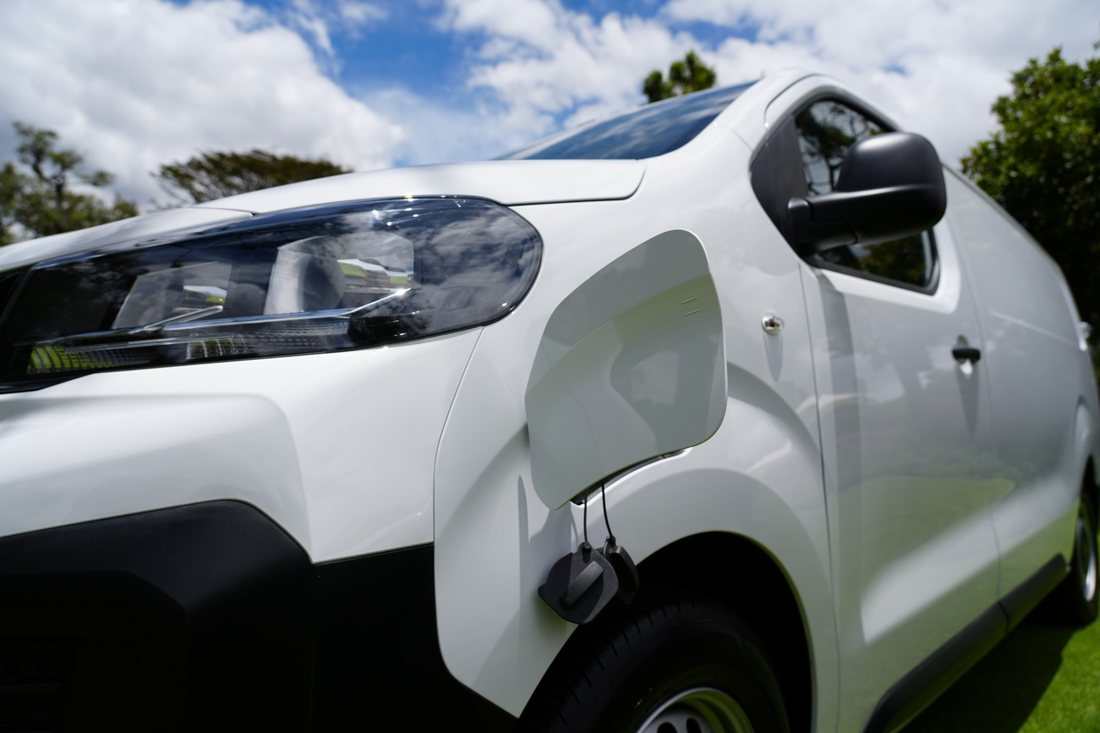 Puerto de carga eléctrica de la Peugeot E-Expert