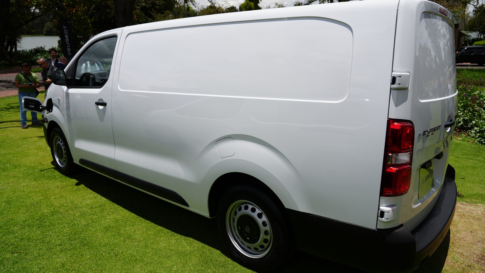 Peugeot E-Expert eléctrica vista lateral trasera