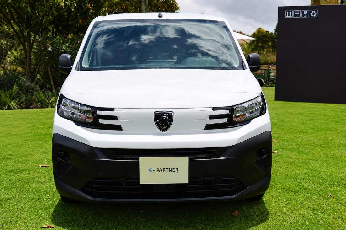 Peugeot E-Partner eléctrica de frente sobre césped