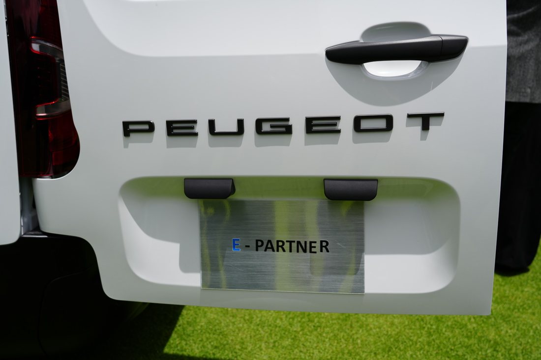 Insignia Peugeot E-Partner en la puerta trasera