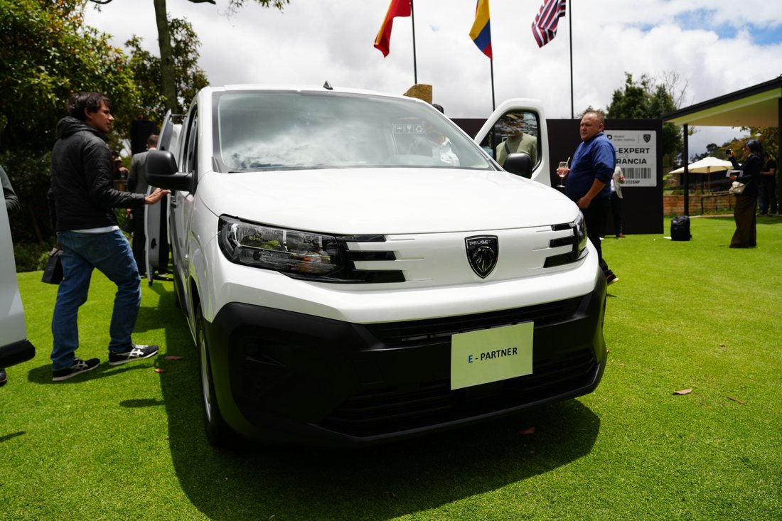 Evento de lanzamiento de las vans eléctricas de Peugeot en Colombia