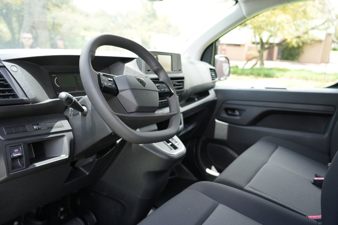 Volante e interior de las nuevas vans eléctricas de Peugeot