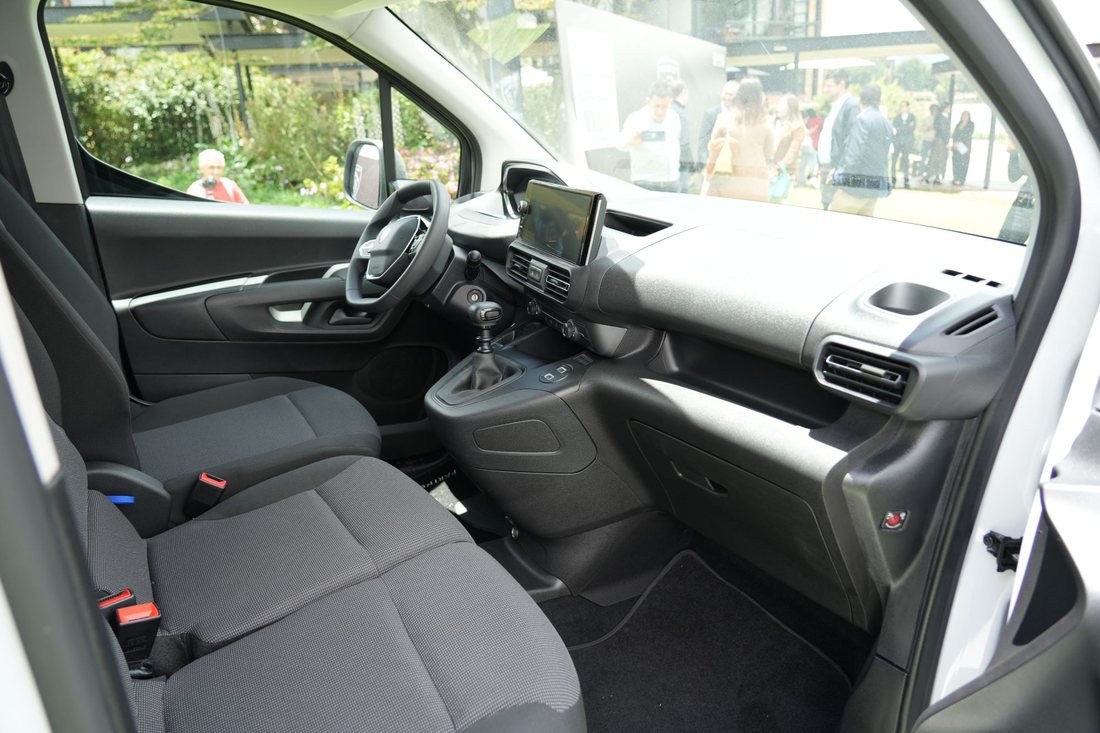 Tablero e infotenimiento de las vans eléctricas de Peugeot