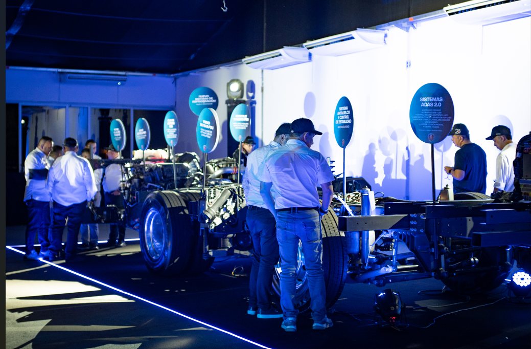Asistentes al lanzamiento observan el chasis de la nueva generación de buses Scania SUPER