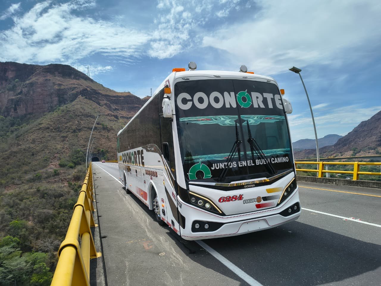 Bus de Coonorte sobre un puente en una carretera de montaña