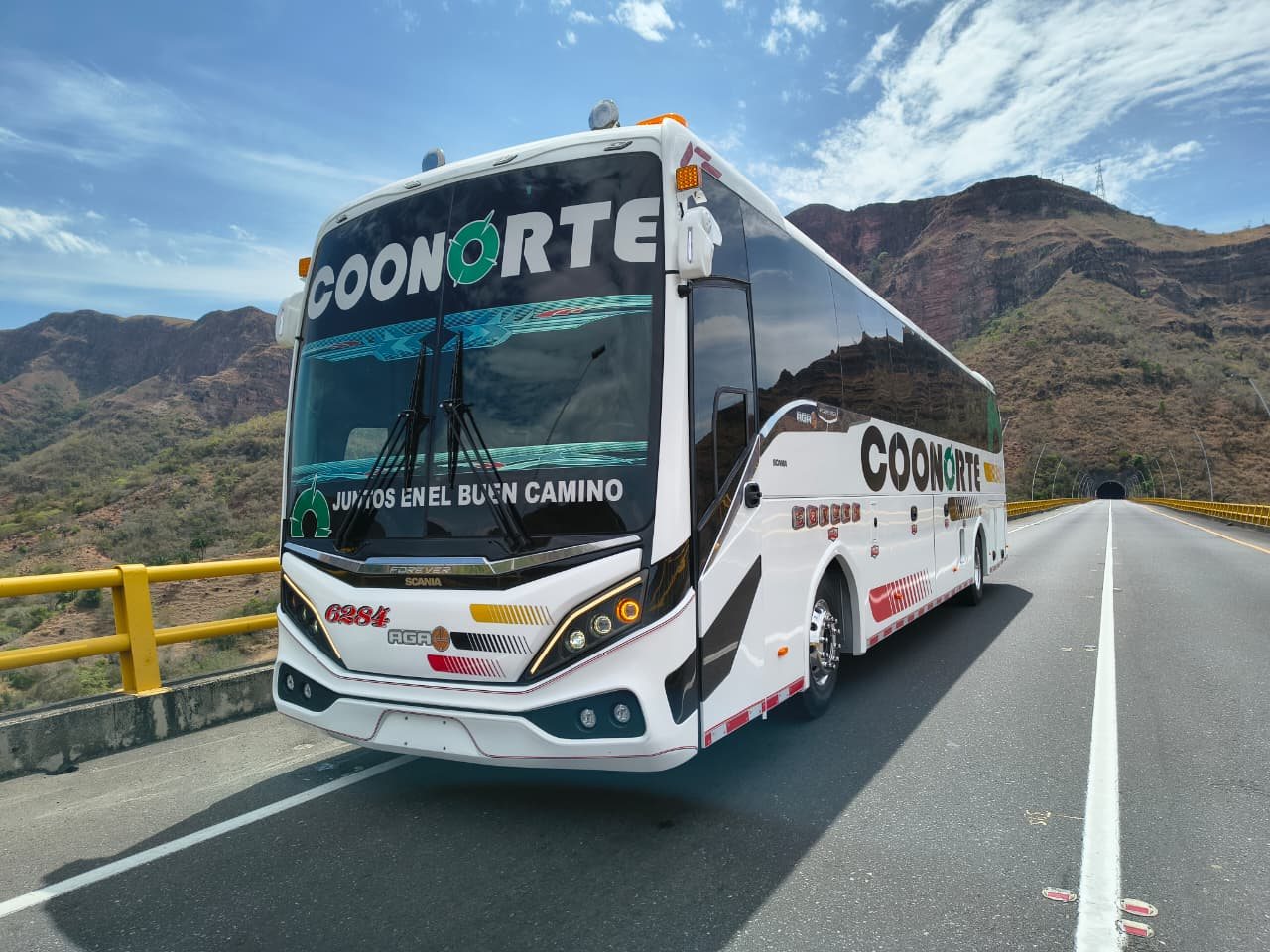 Bus de Coonorte visto de frente en una carretera de montaña