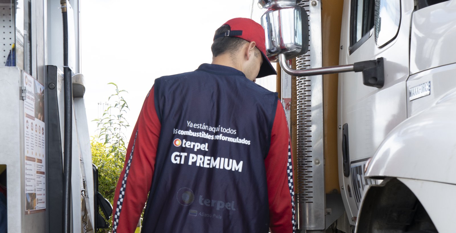 Operario de Terpel abastece con GT Premium Diésel a un tractocamión