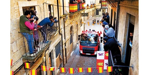 EL NUEVO VOLVO FL, PERSEGUIDO POR TOROS
