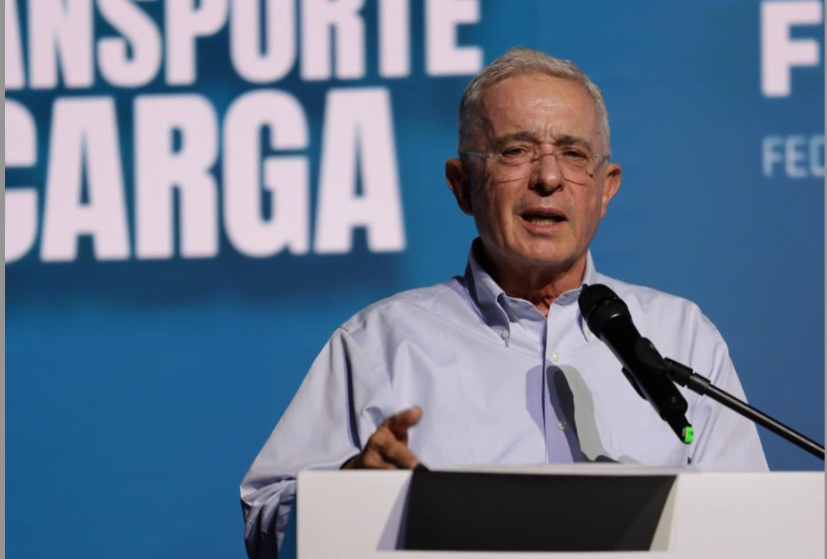 Ex presidente Álvaro Uribe aborda desafíos de Colombia en encuentro empresarial Fedetranscarga